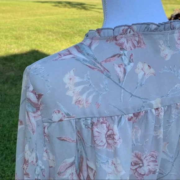 VIOLET + CLAIRE GRAY FLORAL BLOUSE D - Picture 7 of 9